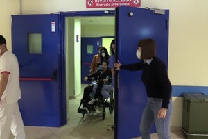 Dall'Ucraina alla riabilitazione a Torino: la storia di Anna, nuova vita grazie alla neurotuta (ANSA)