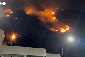 Brasile, incendio a Rio de Janeiro: fiamme divampano su una collina a Copacabana (ANSA)