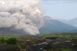 Indonesia, erutta il vulcano del Monte Semeru: centinaia di evacuati (ANSA)