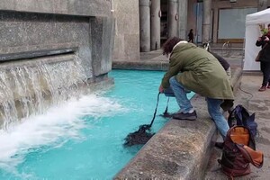 Blitz ambientalista a Torino, liquido nero nelle fontane di piazza Cln (ANSA)