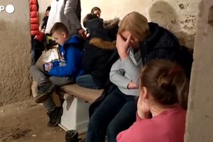 Ucraina, cittadini rifugiati in un seminterrato nella notte a Kiev (ANSA)