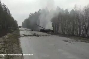 Ucraina, Kiev pubblica il video di un carro armato russo colpito (ANSA)