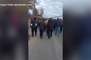 Ucraina, decine di civili a piedi fermano un tank russo (ANSA)