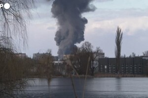Ucraina, deposito di petrolio colpito dalle forze russe (ANSA)