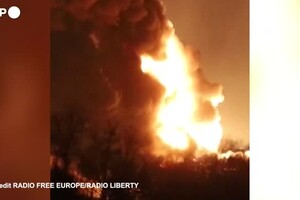 Ucraina, timori per i fumi tossici dal deposito petrolifero colpito (ANSA)