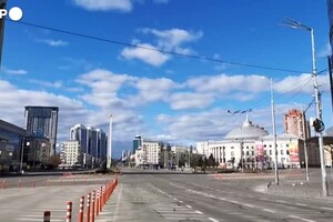 Ucraina, strade deserte a Kiev per il coprifuoco (ANSA)