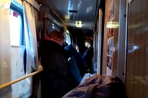 Ucraina, fuga da Kiev: a bordo del treno dalla capitale a Rakhiv (ANSA)