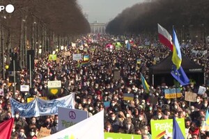 Mezzo milione di persone alla porta di Brandeburgo per la pace (ANSA)