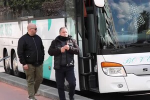Ucraina, Napoli: l'arrivo di un pullman di profughi (ANSA)