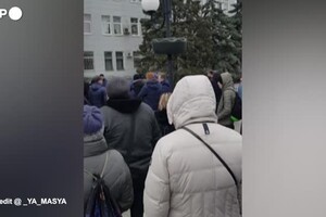 Ucraina, a Berdyansk i cittadini protestano davanti alle truppe russe (ANSA)