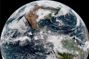 La prima immagine della Terra ottenuta dal satellite Goes-18, che aiuterà a studiare tempeste, incendi ed effetti dei cambiamenti climatici (fonte: NASA, NOAA) (ANSA)