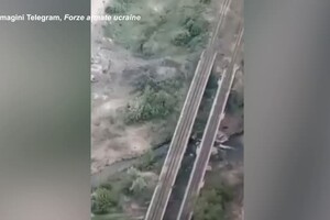 Ucraini distruggono un ponte per fermare l'avanzata russa nel Donbass (ANSA)