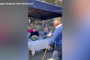 Napoli, Berlusconi al ristorante intona una canzone in napoletano con un passante (ANSA)