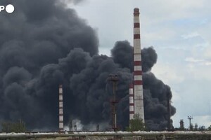 Ucraina, colonna di fumo nero nella raffineria di Lysychansk (ANSA)