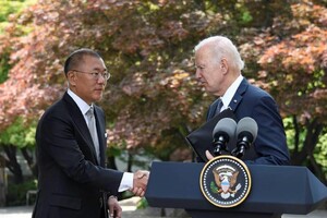 Euisun Chung, Executive Chair di Hyundai Motor Group, con il presidente degli Stati Uniti Joe Biden (ANSA)
