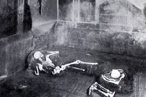 Particolare della Casa del Fabbro a Pompei, con i due scheletri (fonte: Notizie degli Scavi di Antichità, 1934, p. 286, fig. 10) (ANSA)