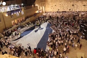 Gerusalemme, migliaia di persone srotolano un' enorme bandiera israeliana (ANSA)