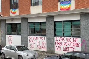 Scritte no vax nella sede della Cgil a Torino (ANSA)