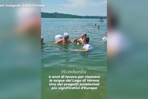 Il lago di Varese e' di nuovo balneabile: Fontana inaugura la stagione con un tuffo (ANSA)