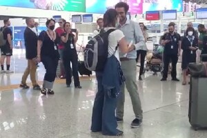 Fiumicino, la attende in aeroporto e le chiede di sposarlo (ANSA)