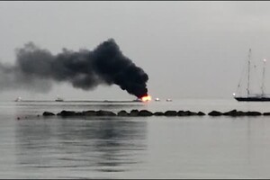 Alghero, yacht in fiamme davanti al lido (ANSA)