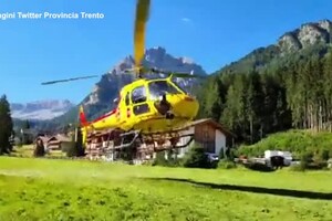 Marmolada, le immagini di un elicottero alla ricerca dei dispersi (ANSA)