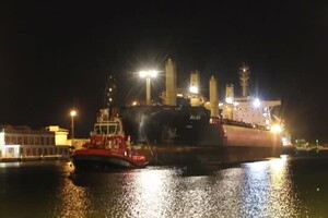 Ucraina, nave arrivata a Ravenna: le operazioni di scarico dureranno 30 ore (ANSA)