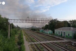 Ucraina, magazzino di grano in fiamme nel Donetsk dopo un bombardamento russo (ANSA)