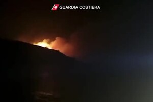 Incendio a Pantelleria, la Guardia costiera porta in salvo 30 persone (ANSA)