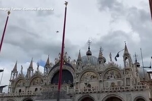 Maltempo a Venezia, un drone ispeziona il campanile di San Marco (ANSA)