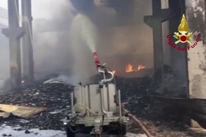 Sassari, incendio nello stabilimento dell'azienda di rifiuti Gesam (ANSA)