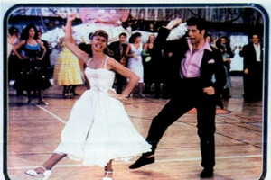John Travolta e Olivia Newton John sulla locandina di Grease (ANSA)