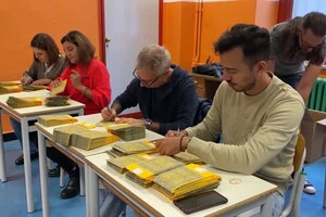 Elezioni, i preparativi in una sezione elettorale a Torino (ANSA)