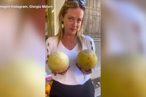 Elezioni, Meloni scherza sui social: regge due meloni in un video (ANSA)