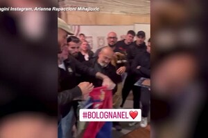 Mihajlovic a Bologna, i tifosi gli regalano una bandiera della Serbia (ANSA)