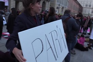 Aborto, a Torino flash-mob contro il motto 