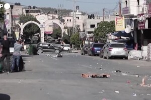 Cisgiordania, palestinesi lanciano pietre contro un bulldozer israeliano (ANSA)