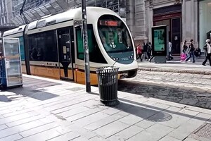 Milano, passeggero sale sul tram con un frigorifero (ANSA)