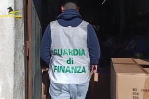 Catania, sequestrati oltre 100mila giocattoli contraffatti in un negozio (ANSA)