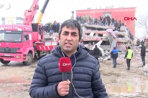 Terremoto in Turchia, la scossa durante la diretta del giornalista (ANSA)