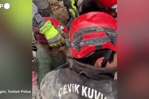 Terremoto in Turchia, donna estratta viva dalle macerie a Diyarbakie (ANSA)