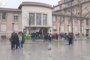Parigi, riforma pensioni: studenti barricano ingresso di un liceo (ANSA)