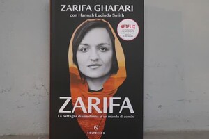 L'attivista afghana Zarifa Ghafari presenta il suo libro autobiografico (ANSA)