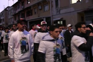Giovane ucciso a Napoli, centinaia in strada: 