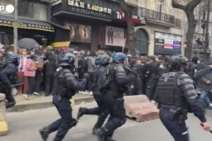 Francia in piazza contro Macron, alta tensione a Parigi (ANSA)