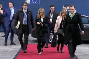 L'arrivo della premier Meloni al secondo giorno di Summit europeo (ANSA)