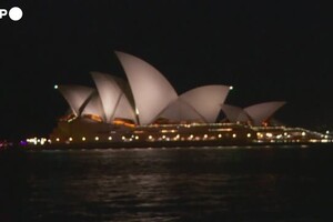 Clima, l'Opera House di Sydney sprofonda nell'oscurita' (ANSA)