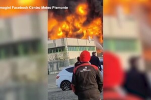 Brucia una ditta di solventi a Novara, allarme fumi tossici (ANSA)