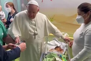 Roma, il Papa in visita ai bambini nel reparto di oncologia pediatrica del Gemelli (ANSA)