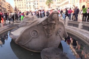 Blitz degli attivisti a Roma, al via i lavori di pulizia della Barcaccia (ANSA)